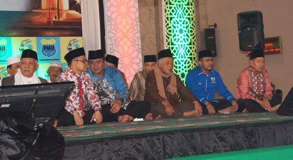 Kebersamaan Gubernur HBA dengan orang nomor satu di PKB, Muhaimin Iskandar saat berlangsungnya Harlah PMII ke 55, di Surabaya beberapa waktu lalu. 